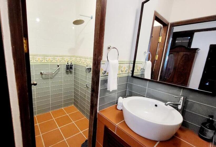 غرفة قياسية, East Indies Mansion