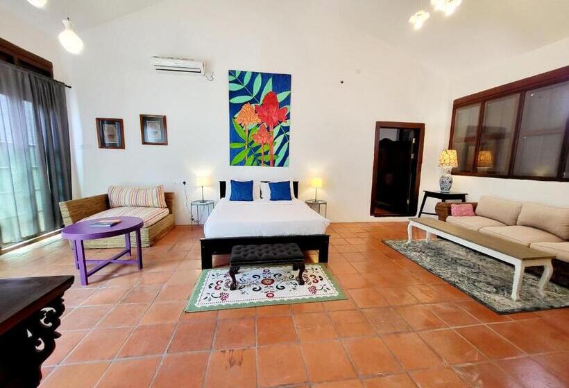 غرفة قياسية, East Indies Mansion