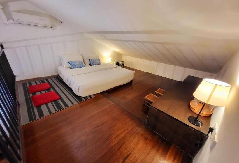 غرفة قياسية, East Indies Mansion