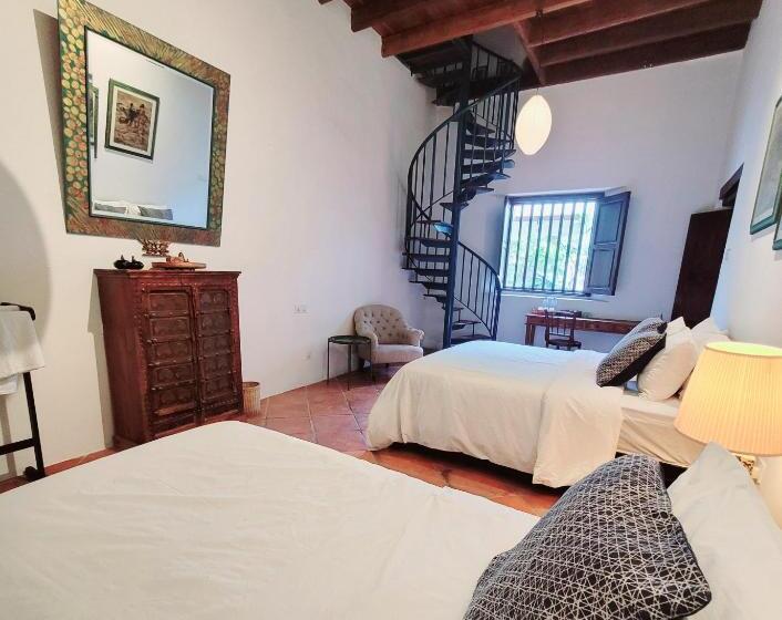 غرفة قياسية, East Indies Mansion