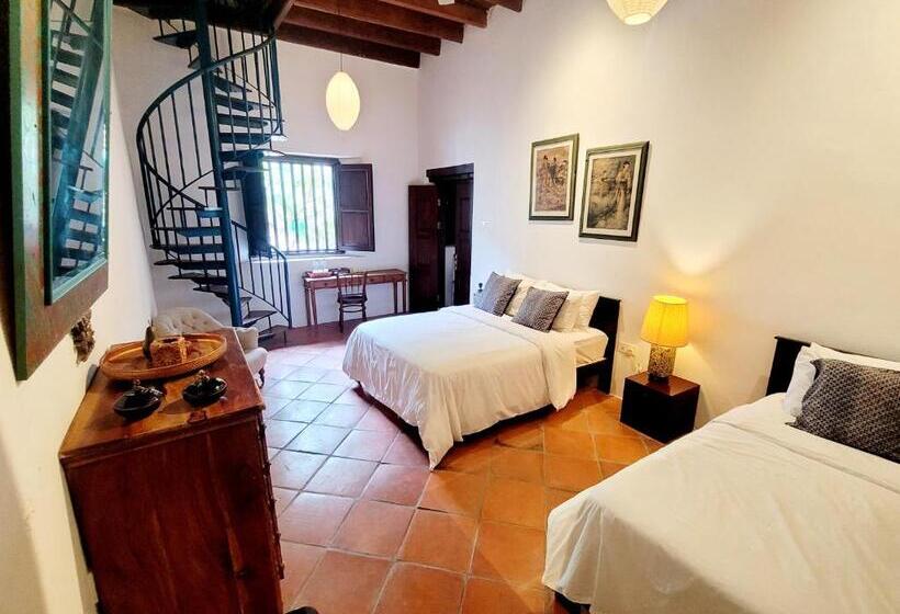 غرفة قياسية, East Indies Mansion