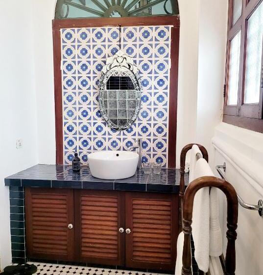 جناح دوبلكس, East Indies Mansion