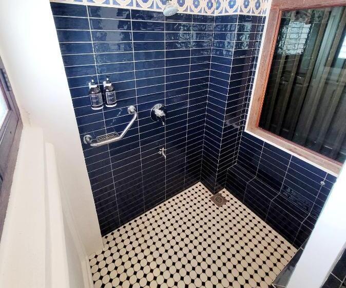 غرفة قياسية, East Indies Mansion