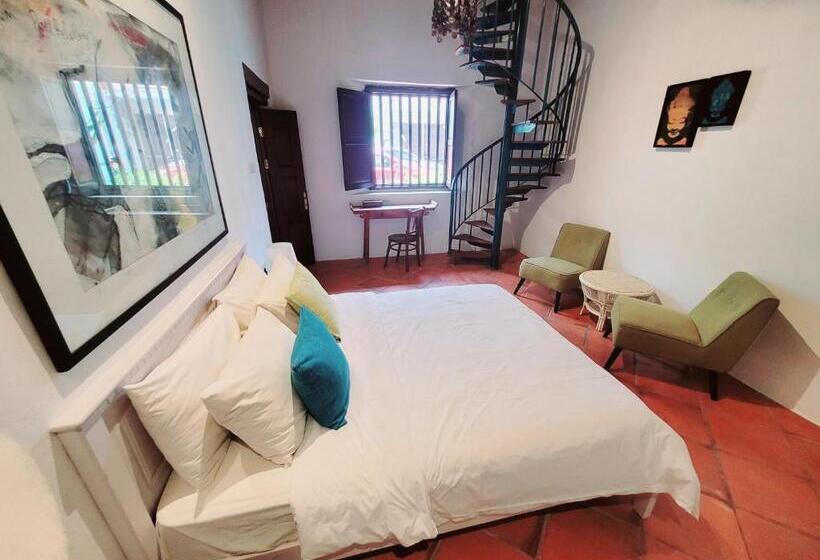 غرفة قياسية, East Indies Mansion