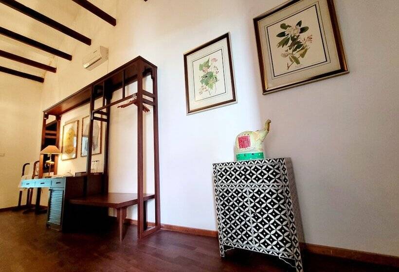 غرفة قياسية, East Indies Mansion