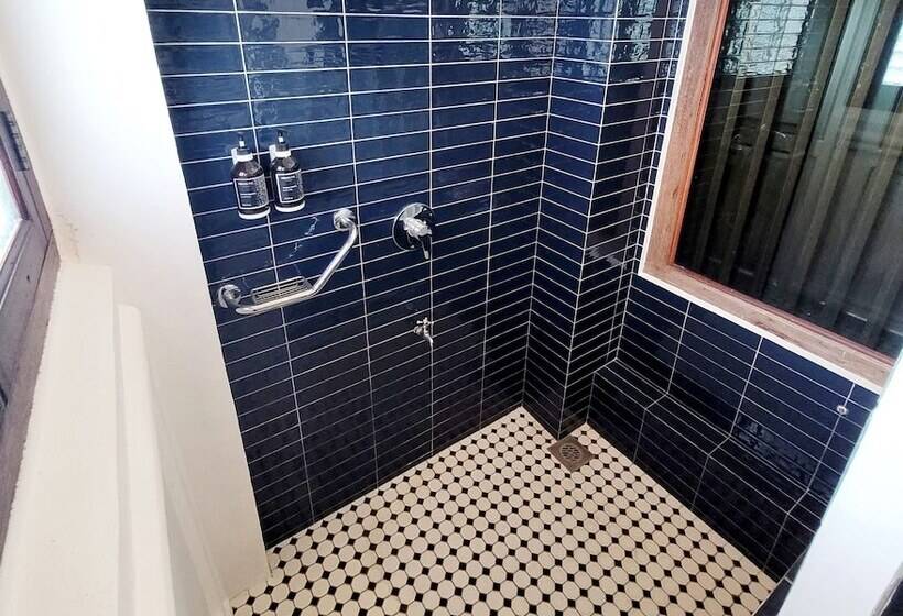 غرفة قياسية, East Indies Mansion