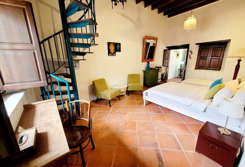 غرفة قياسية, East Indies Mansion