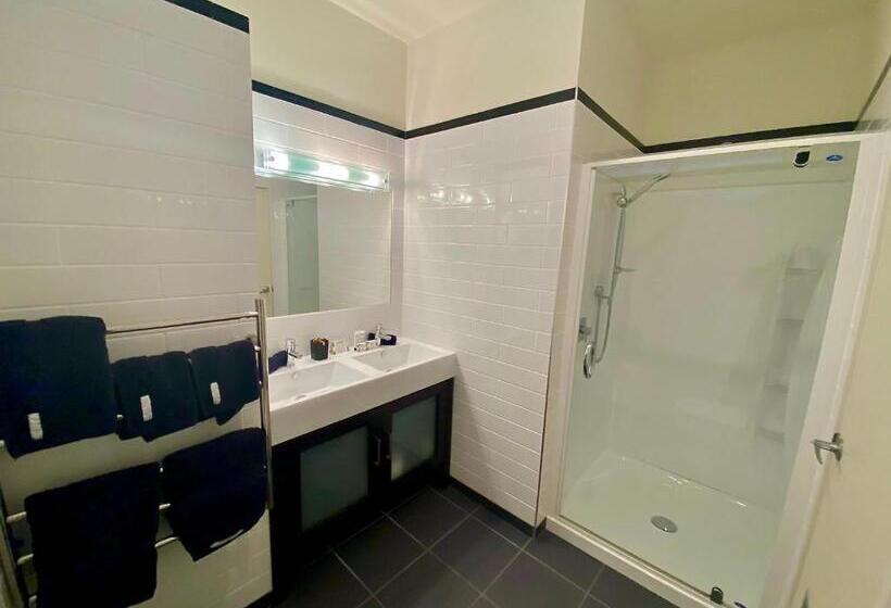 חדר סטנדרט עם מיטת קינג, Fantail River Lodge