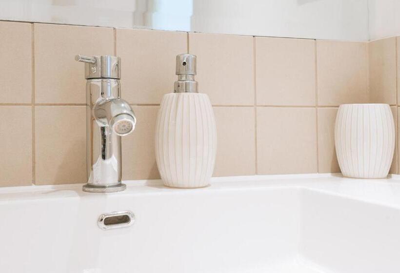 スタンダード4人部屋, The Chapter Mayfair Residences