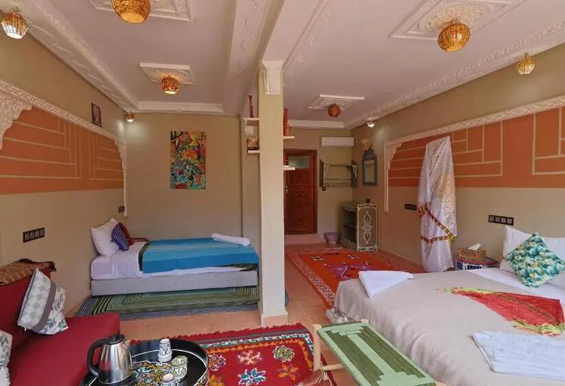 اتاق استاندارد سه تخته با بالکن, Riad Dar Omar