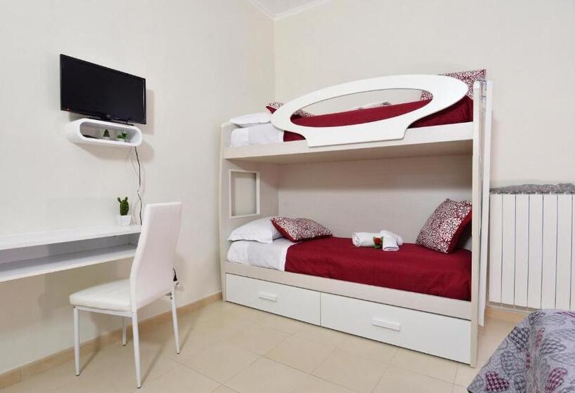 חדר לארבעה סטנדרטי עם מרפסת, Malo Rooms