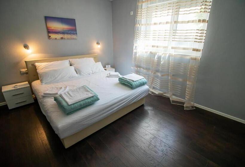 اتاق استاندارد سه نفره, Villa M