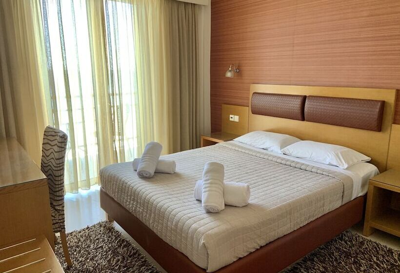 이코노미 룸, Flisvos