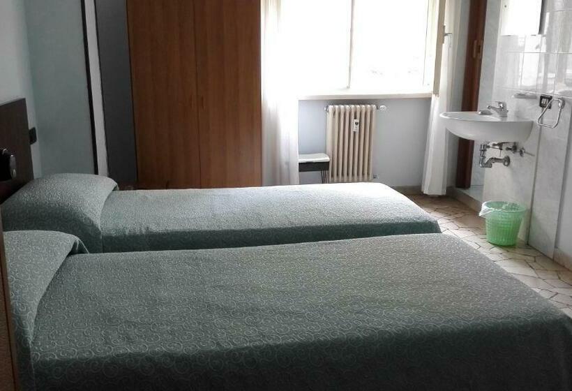 اتاق استاندارد یک نفره, Mira