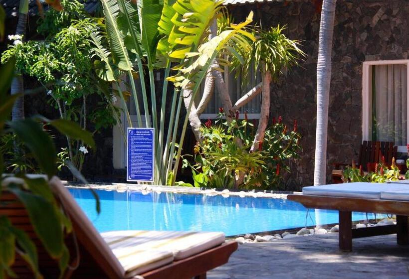 اتاق استاندارد سه تخته با چشم‌انداز استخر, Xin Chao