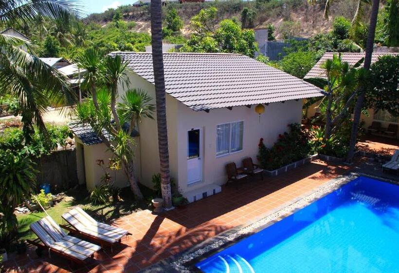 اتاق استاندارد سه تخته با چشم‌انداز استخر, Xin Chao