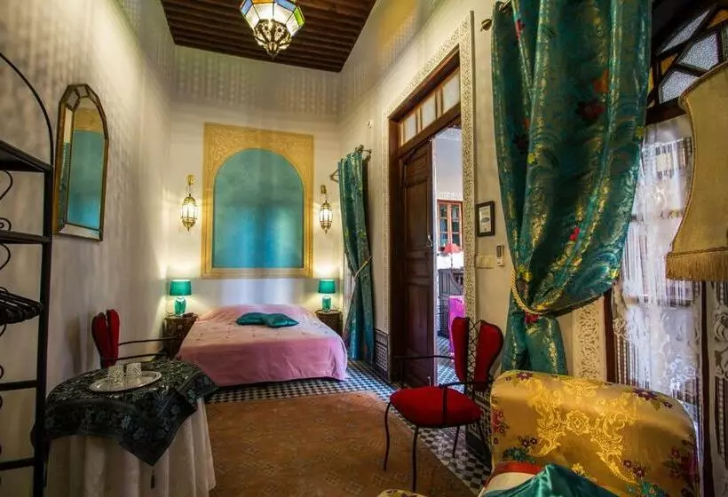 اتاق لوکس با تخت بزرگ, Riad Letchina