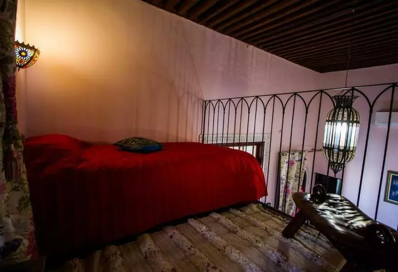 اتاق راحتی سه تخته, Riad Letchina