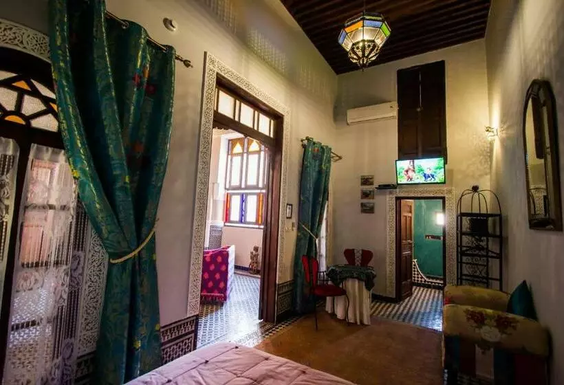 اتاق لوکس با تخت بزرگ, Riad Letchina