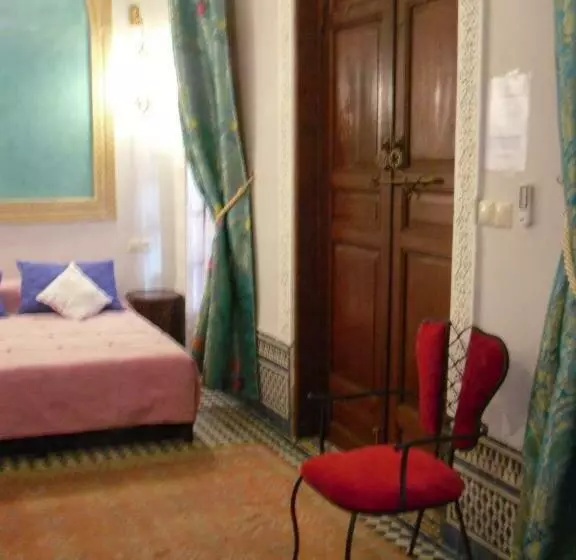 اتاق لوکس با تخت بزرگ, Riad Letchina