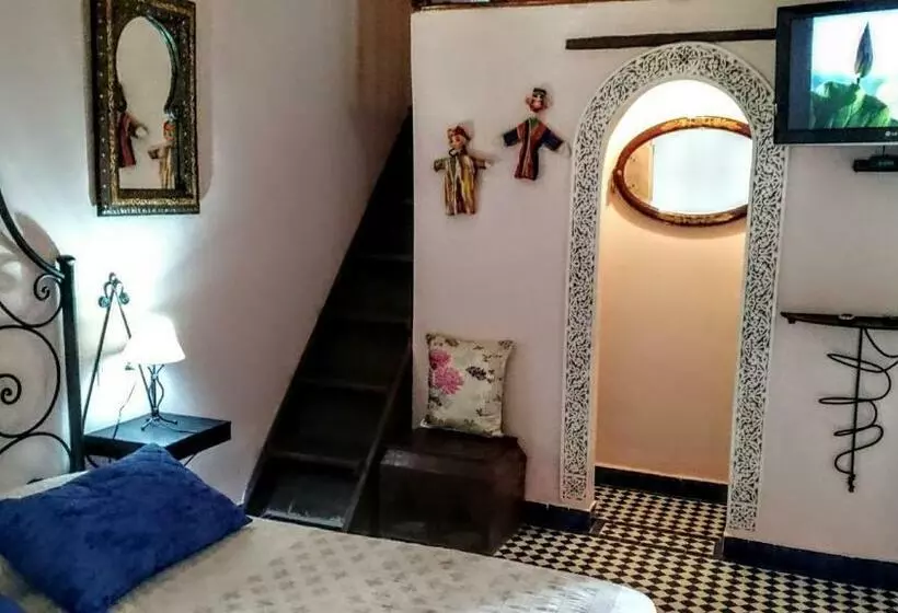 اتاق راحتی سه تخته, Riad Letchina