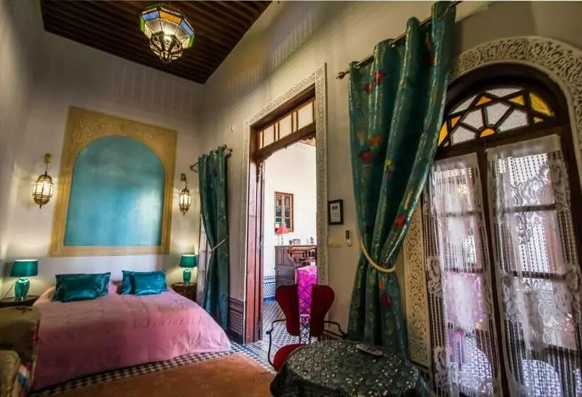 اتاق لوکس با تخت بزرگ, Riad Letchina
