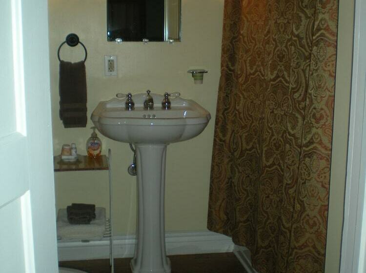 חדר סטנדרט עם מרפסת, The Fox And The Grapes Bed & Breakfast