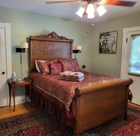 Номер Стандарт с Балконом, The Fox And The Grapes Bed & Breakfast