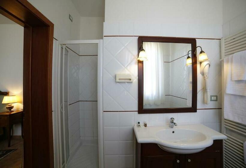 חדר סופריור לשלושה, Luna