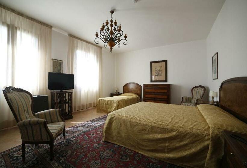 חדר סופריור לשלושה, Luna