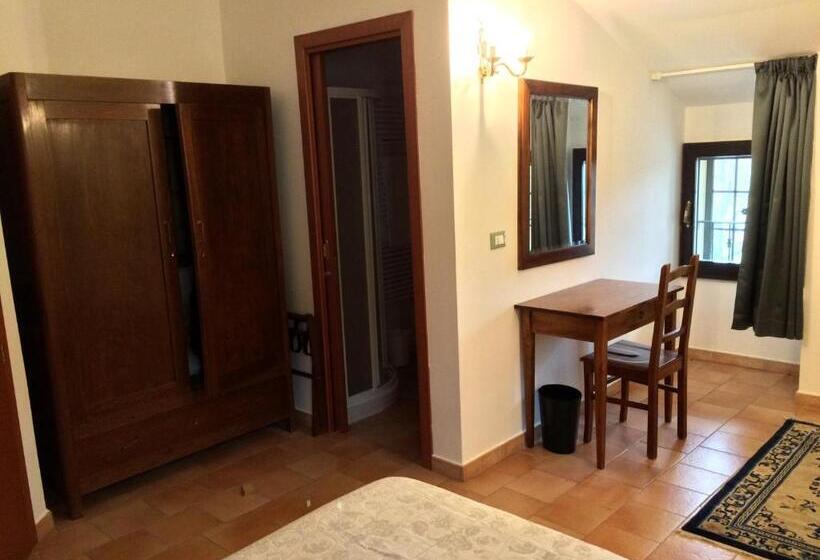 חדר סטנדרט לשלושה, Luna