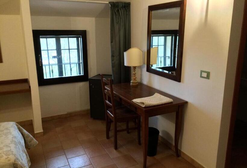 חדר סטנדרט לשלושה, Luna