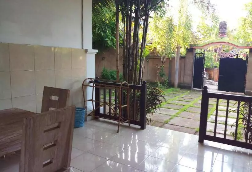 استودیو استاندارد با چشم‌انداز باغ, Rumah Wayans Lipah