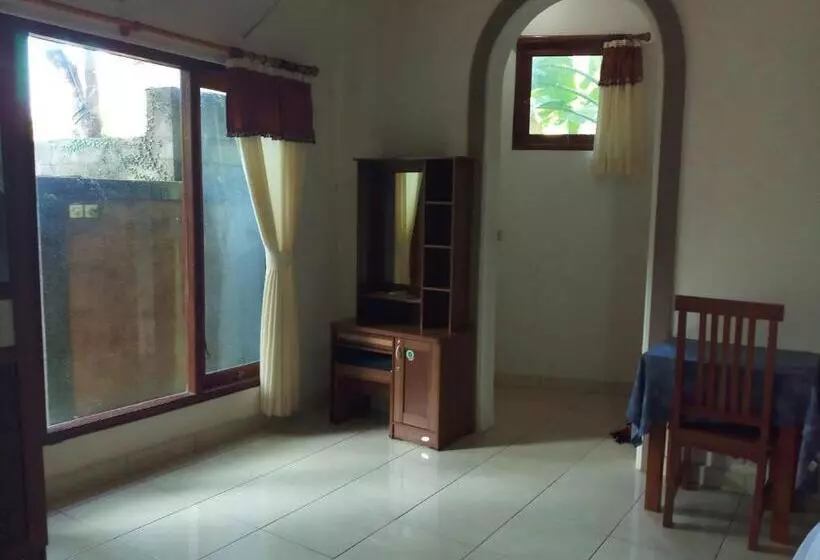 استودیو استاندارد با چشم‌انداز باغ, Rumah Wayans Lipah