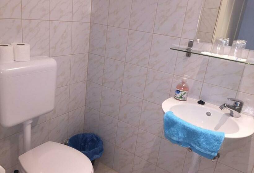 استودیوی استاندارد, Omega Guesthouse Budapest