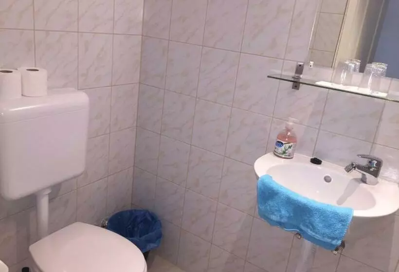 スタンダードスタジオ, Omega Guesthouse Budapest