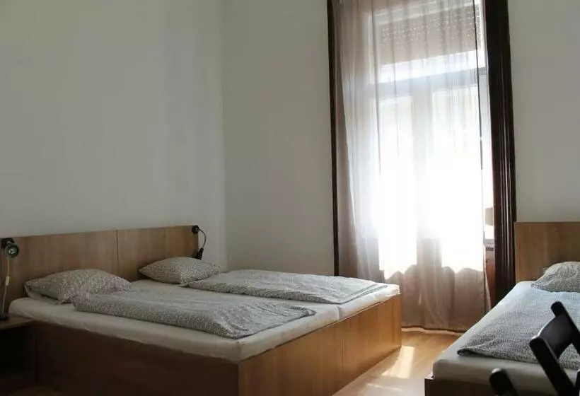 スタンダードトリプルルーム, Omega Guesthouse Budapest