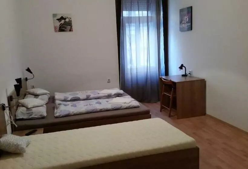 スタンダード4人部屋, Omega Guesthouse Budapest