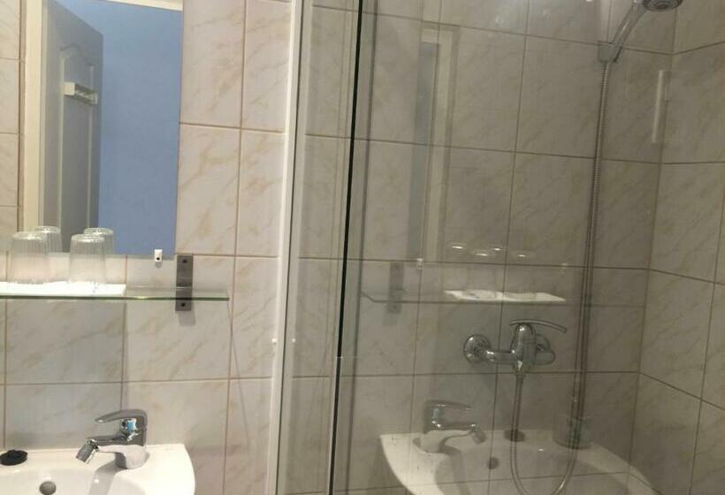 スタンダードスタジオ, Omega Guesthouse Budapest