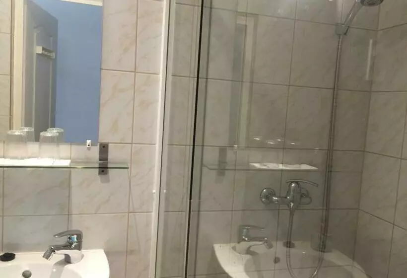 スタンダードスタジオ, Omega Guesthouse Budapest