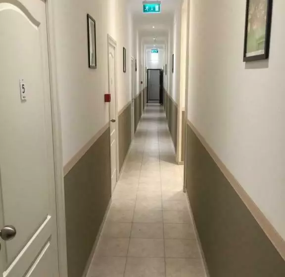 スタンダードスタジオ, Omega Guesthouse Budapest