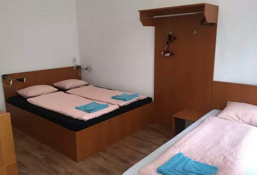 スタンダードスタジオ, Omega Guesthouse Budapest