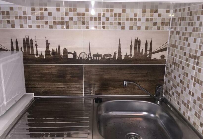スタンダードスタジオ, Omega Guesthouse Budapest