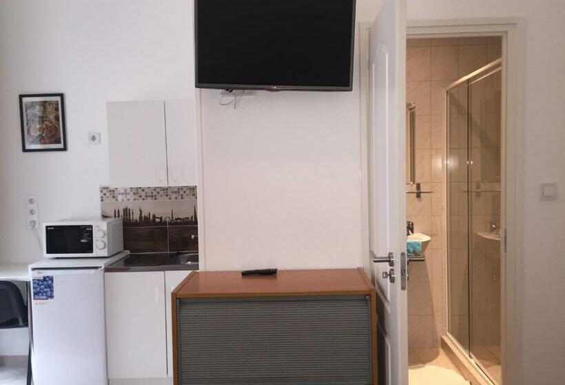 استودیوی استاندارد, Omega Guesthouse Budapest