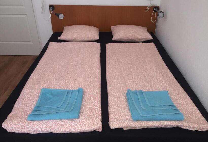 استودیوی استاندارد, Omega Guesthouse Budapest