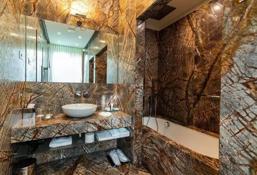 Superior suite with lake view, Villa Lario Resort Mandello