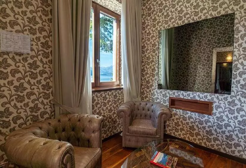 Suite with lake view, Villa Lario Resort Mandello