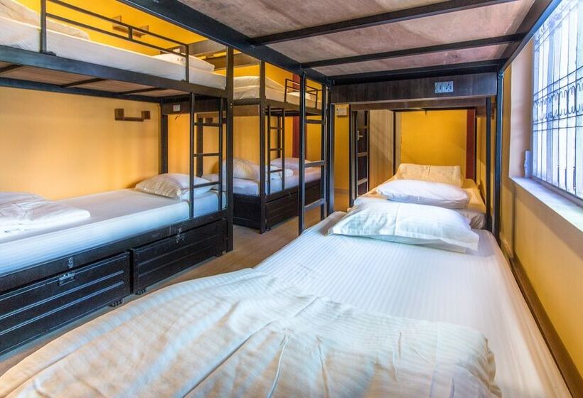 تختخواب در اتاق مشترک, Backpacker Panda Appetite Mumbai