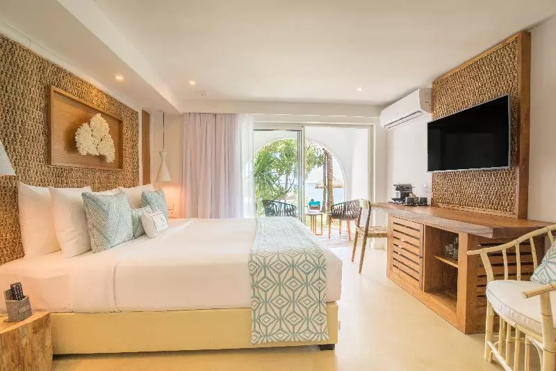 اتاق لوکس با بالکن و چشم‌انداز دریا, Begonia Nha Trang