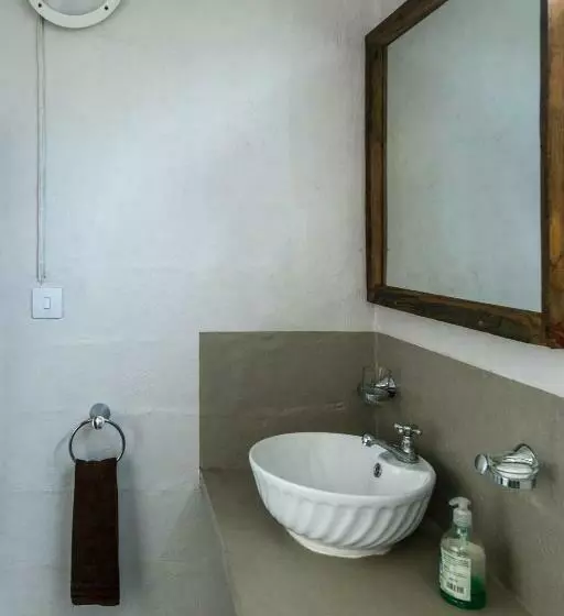 اتاق خانوادگی, Evazion